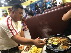 老板亲自煎蛋-山城正宗集安高丽火盆