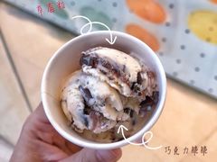 草莓巧克力炫炫脆冰淇淋-哈根达斯(SM店)