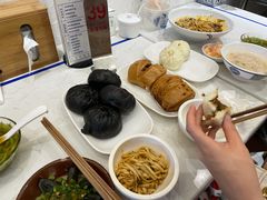 -李与白包子铺(桐梓林店)