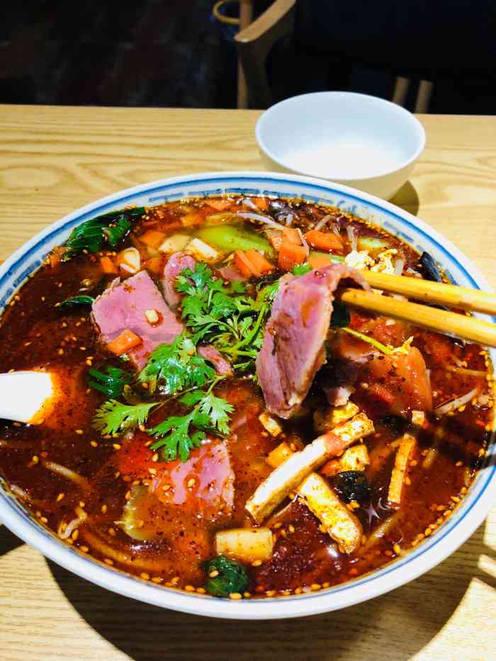 秦关面道-"面店在美食云集的大渡河路上,这边对于吃货.