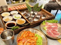 -围炉肉舍•炭烤活鳗•丹东海鲜烤肉(步行街店)