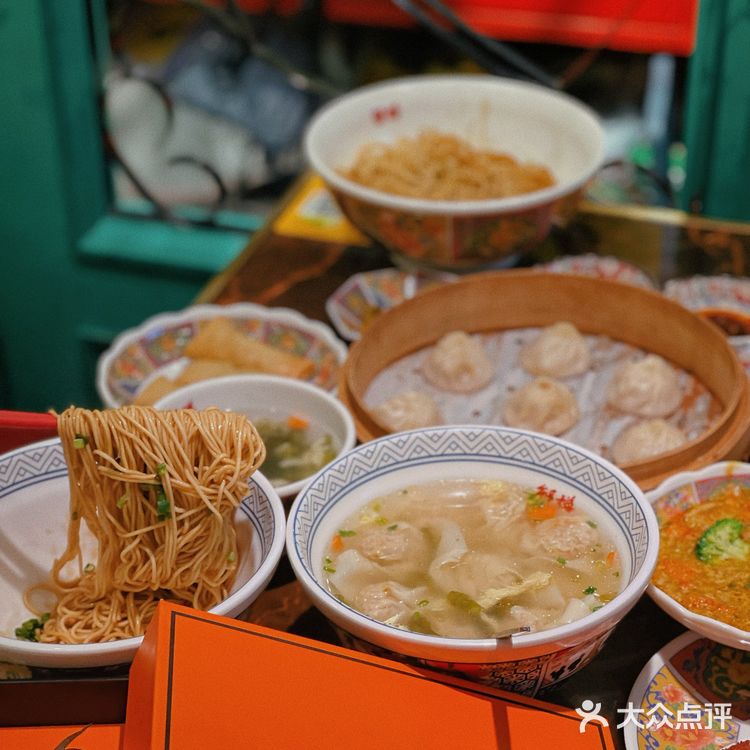 上海旅游必打卡高人气蟹粉面，现场活蟹拆蟹