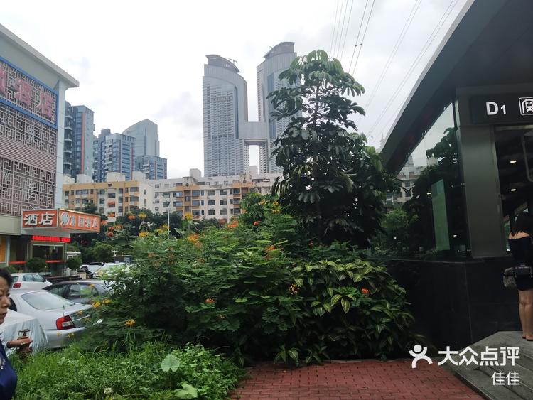 关注 昨天在香荔花园附近,这里很方便的,一出地铁就是肯德基,学而思就