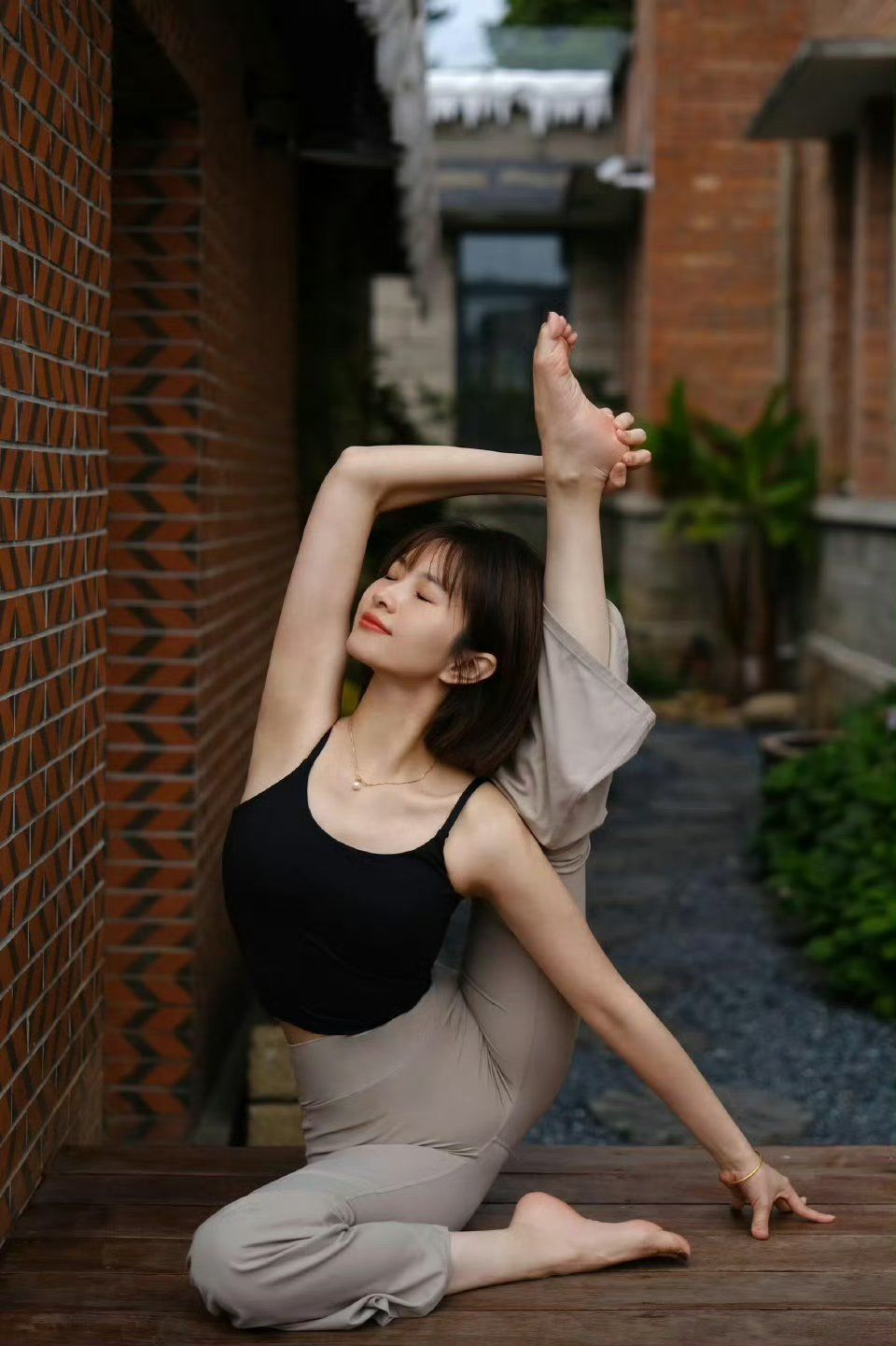 短发女孩,瑜伽练习美极了!