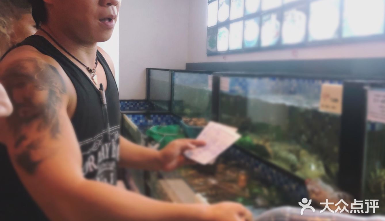 这家酒店的餐厅生意很火爆，中国人开的