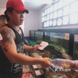 这家酒店的餐厅生意很火爆，中国人开的