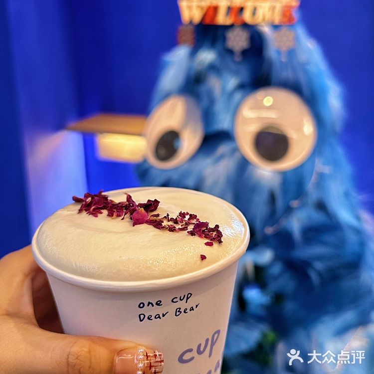 被克莱因蓝色调包围的咖啡馆💙