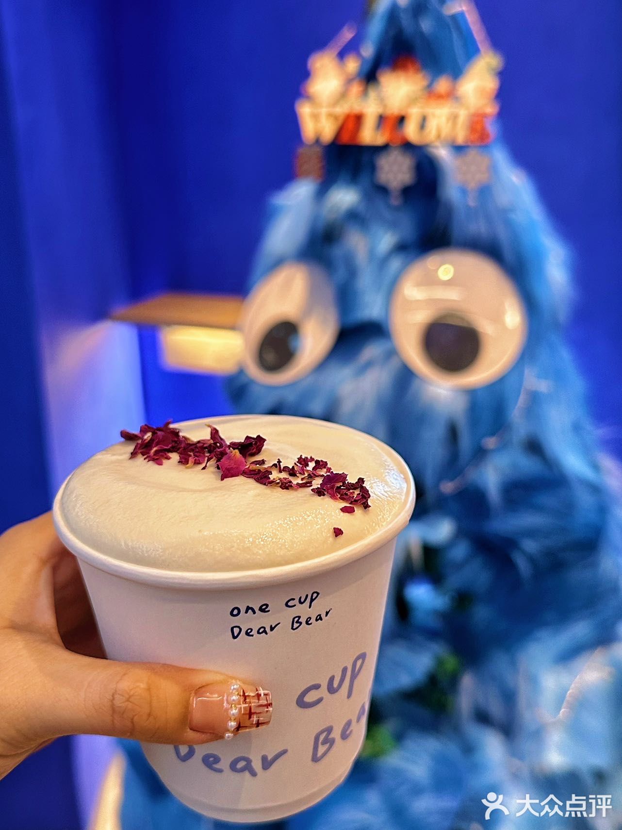 被克莱因蓝色调包围的咖啡馆💙