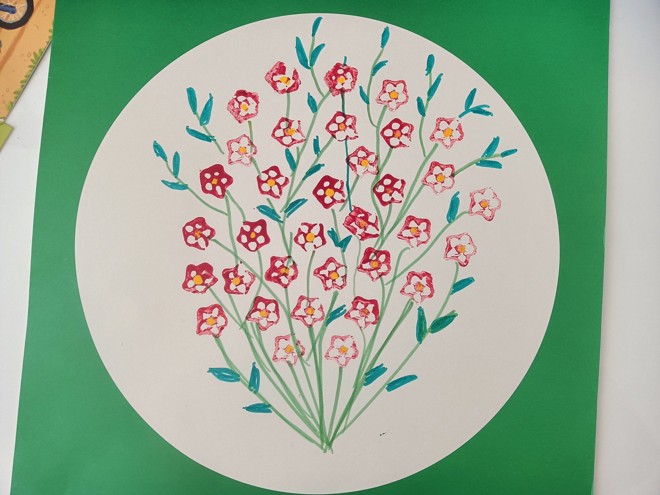 幼儿园留了这么一项作业
用蔬菜印一幅画
结果阿姨拿秋葵起了几个