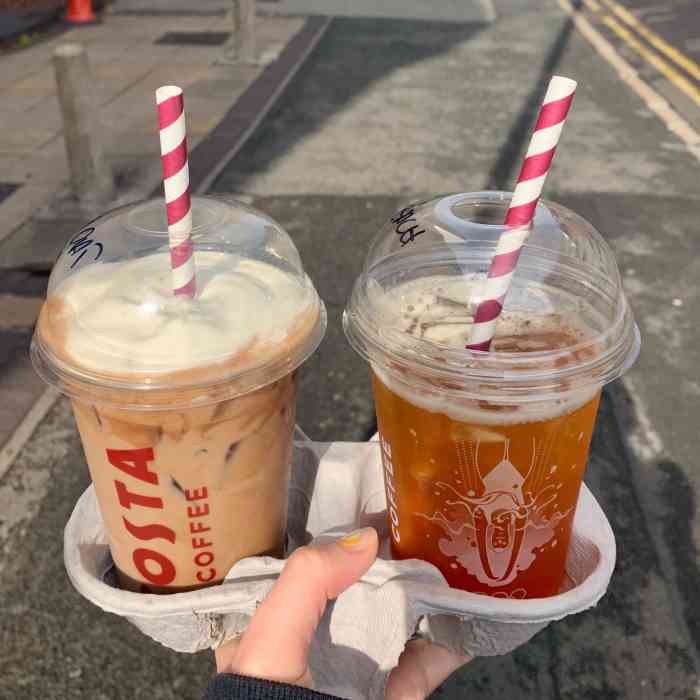 costa(oxford road)-"曼市街头有好多科斯塔咖啡连锁.下雨的上午.