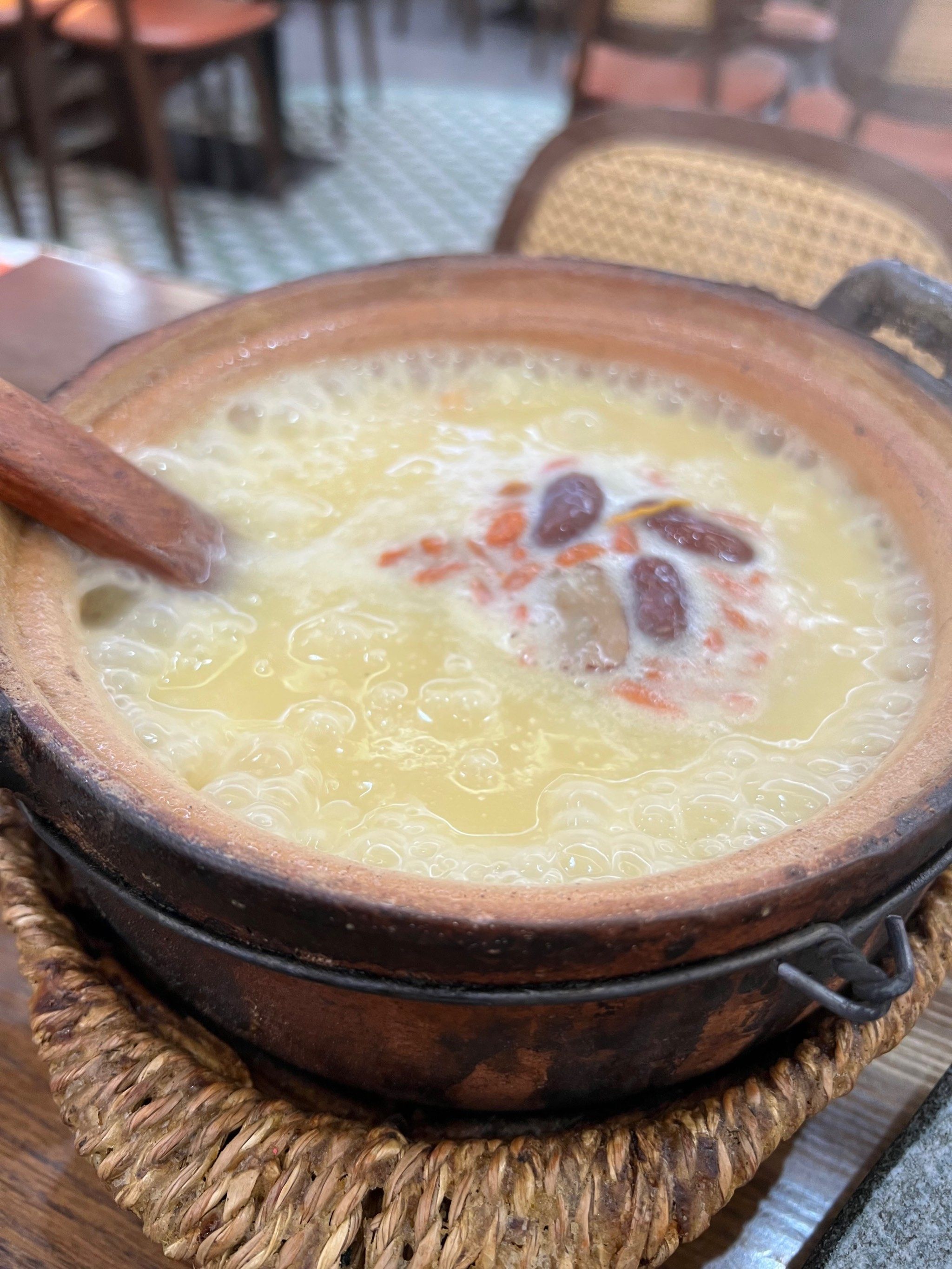 热气腾腾砂锅粥