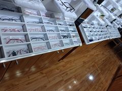 -MiRi眼镜·蔡司·星趣控·尼康控优点视觉合作店(南京东路店)