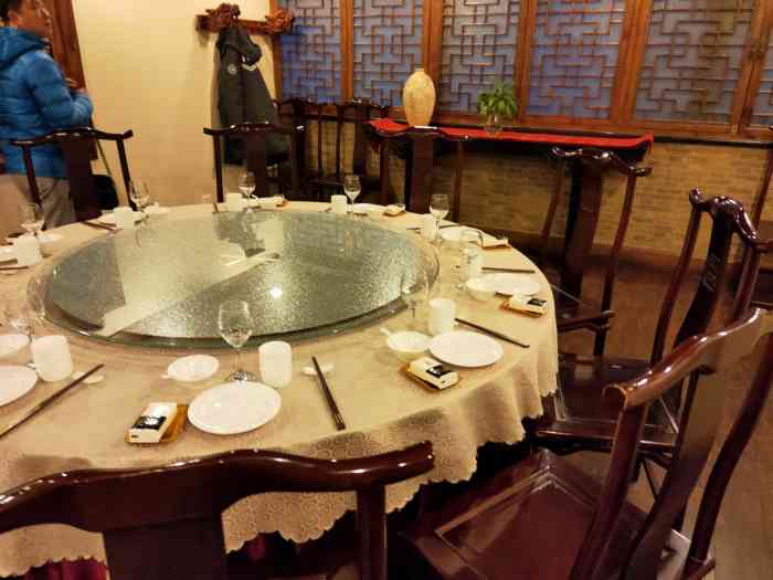 三义和酒楼(广渠门店)-"先说位置,在广渠路的旁支夕照寺街上,路边.