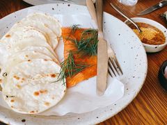 烟熏三文鱼配烤饺子皮和芥末籽酱-BOR Eatery(安福路店)