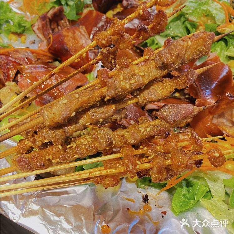 不是吧!请吃烤乳猪还不够有排面?