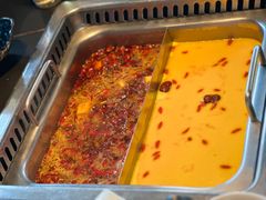 鸳鸯招牌麻辣锅拼金汤花胶锅-大隐·成都火锅Bistro(合生麒麟新天地店)