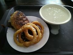 豆汁儿&nbsp;焦圈&nbsp;咸菜丝&nbsp;烧饼夹肉-老磁器口豆汁店(天坛店)