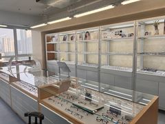 -无奔眼镜·蔡司·依视路授权店(朝阳大悦城店)