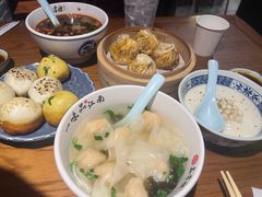 鱼籽虾肉小馄饨-鑫震源·苏式大虾生煎(山塘街店)