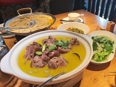 -帅巴人舅母子腊蹄民俗村
