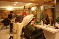 下班的时候店里还很忙哦-雅仕 HAIR SALON 美发沙龙