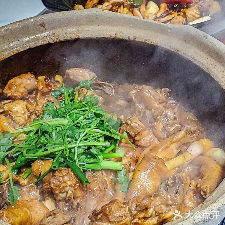 老板‼️来一份热气腾腾的沙姜啫啫鸡煲🥘