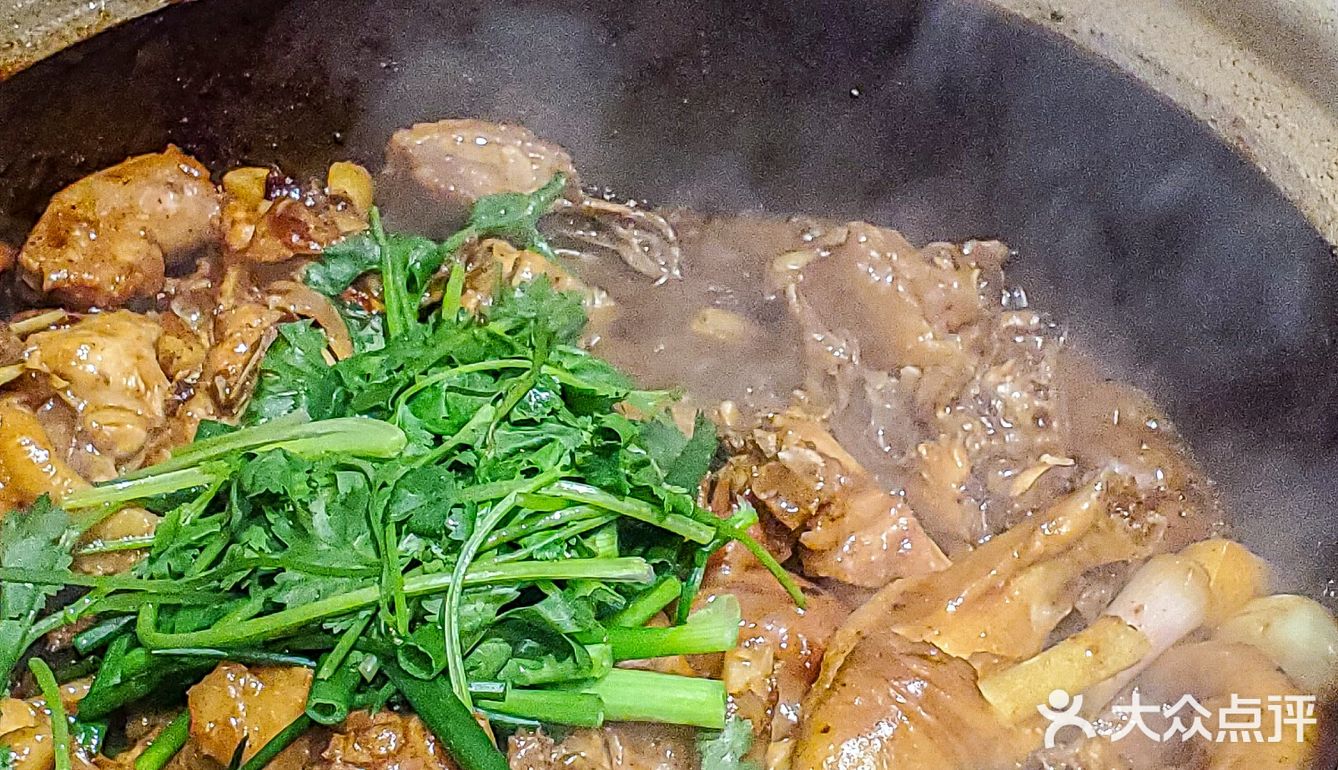 老板‼️来一份热气腾腾的沙姜啫啫鸡煲🥘 