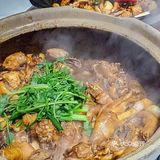 老板‼️来一份热气腾腾的沙姜啫啫鸡煲🥘 