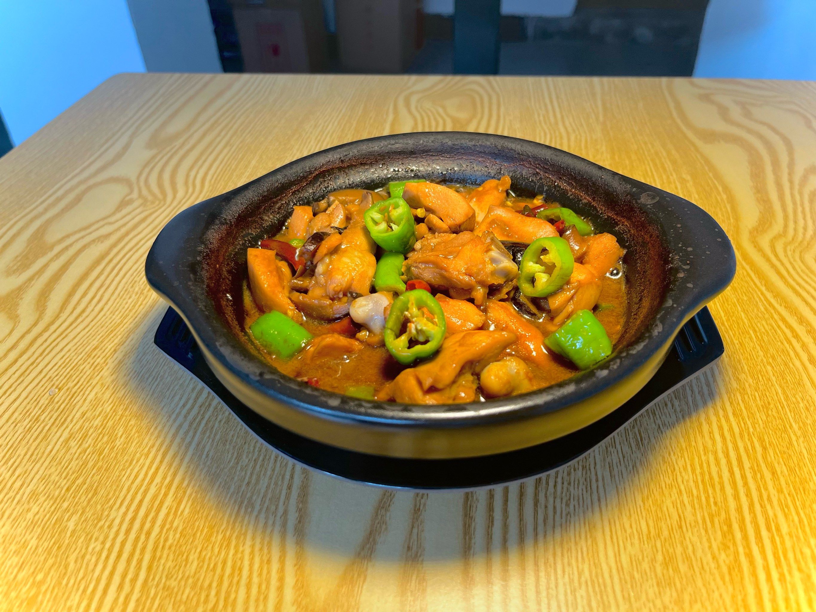 你们觉得这家店的黄焖鸡米饭和你们常去的哪家店相比更有特色?