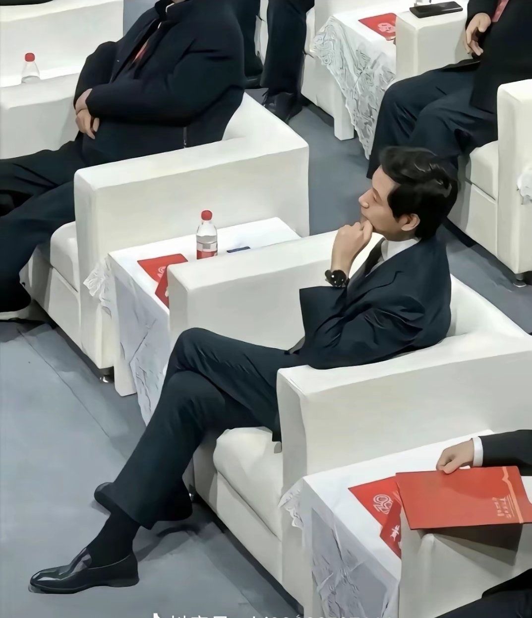 这霸总坐姿真帅