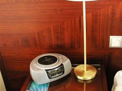 床头柜上的多功能小音响-上海明天广场JW万豪酒店