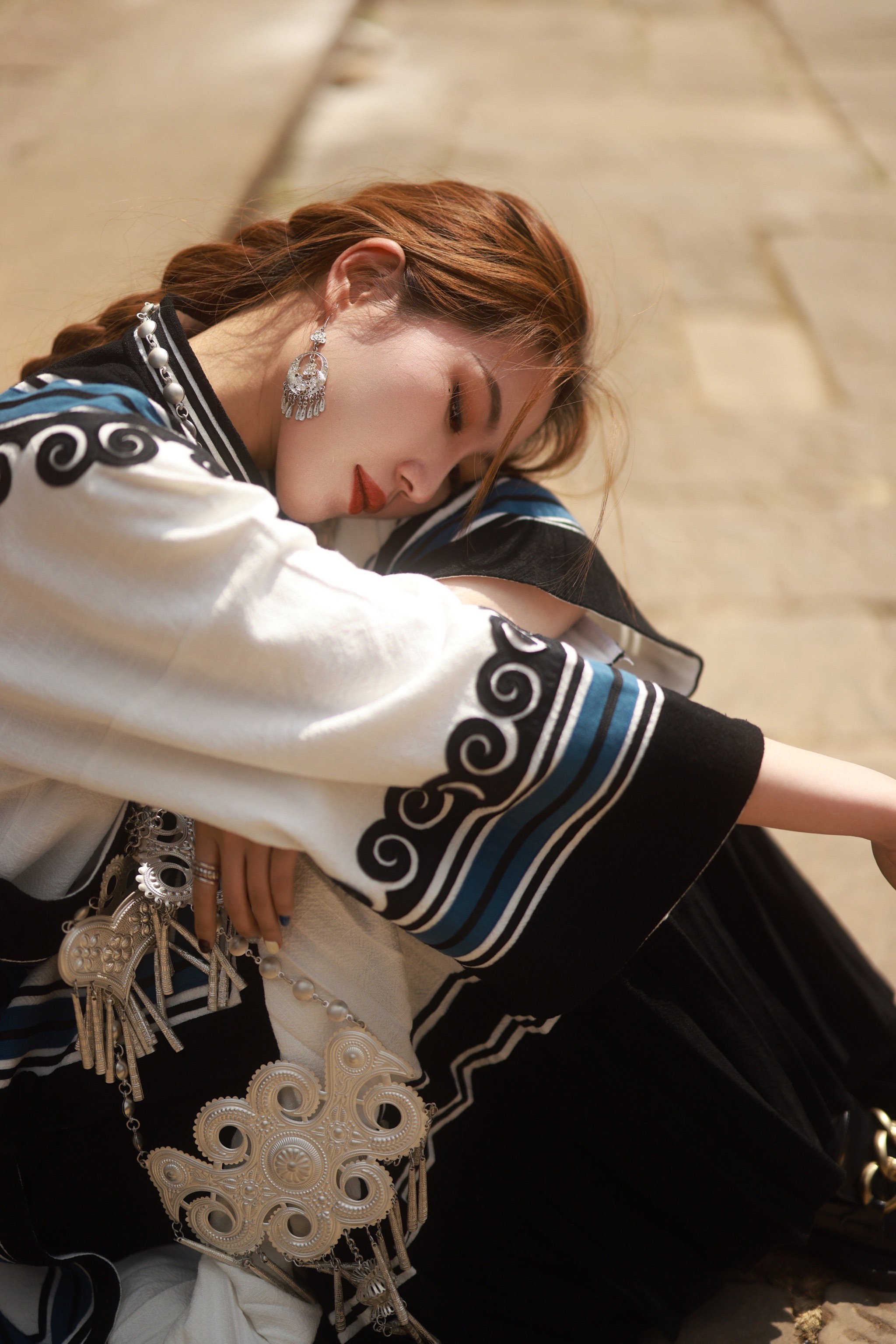 来沙溪古镇做一次彝族姑娘