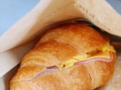 火腿芝士蛋香可颂-瑞幸咖啡(孝感万达广场店)