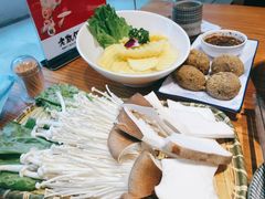 -野山舂·贵州现舂酸汤火锅(鸿通城店)