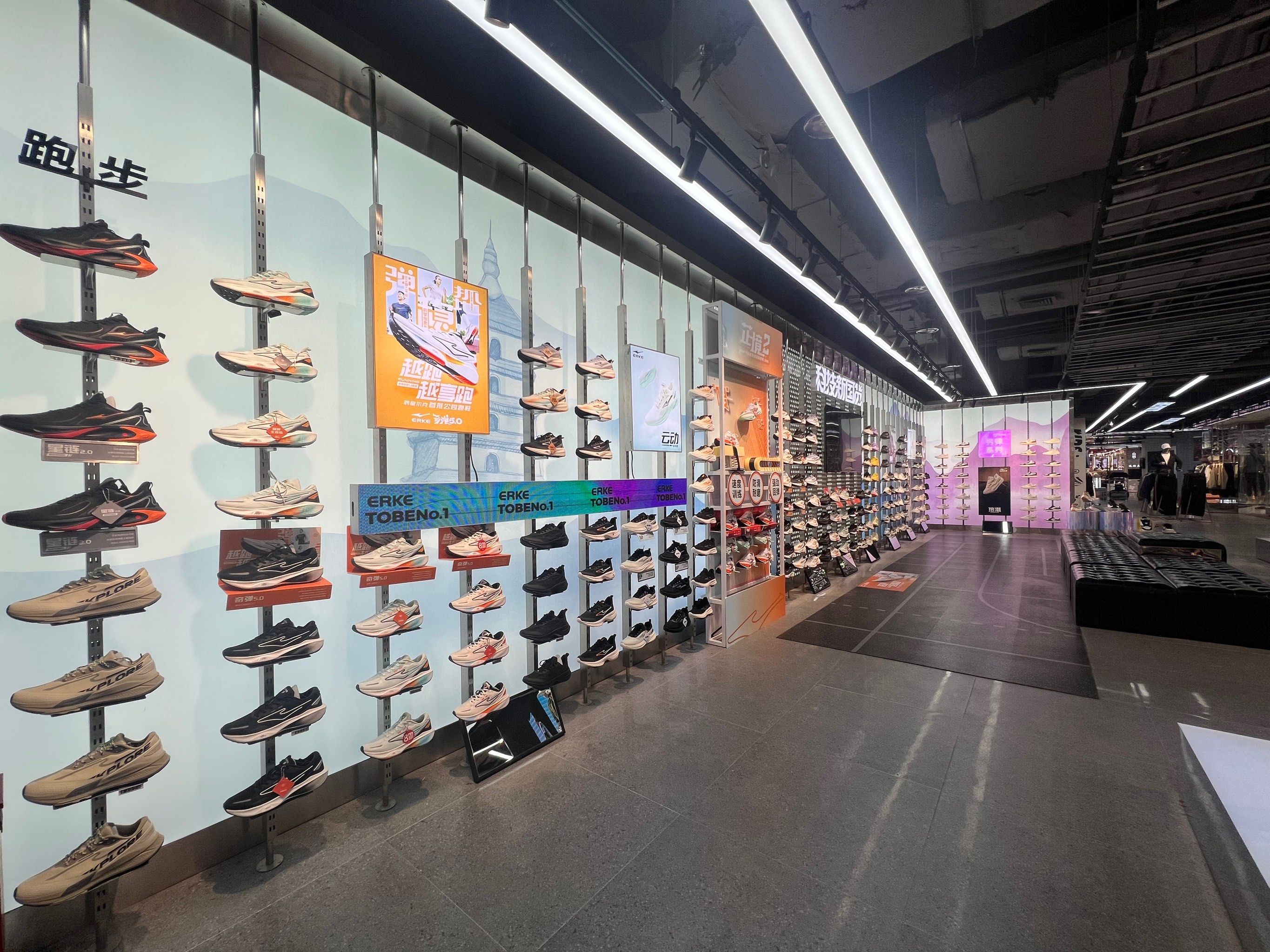 这家店铺好大哦,服务也好货品也全#鸿星尔克