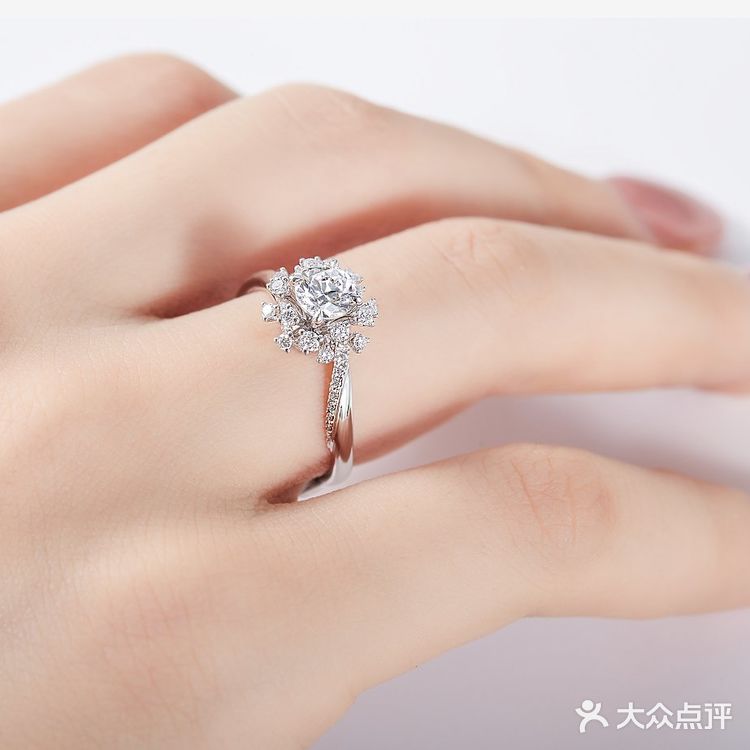 等一起看烟花时，用这枚戒指向她求婚！