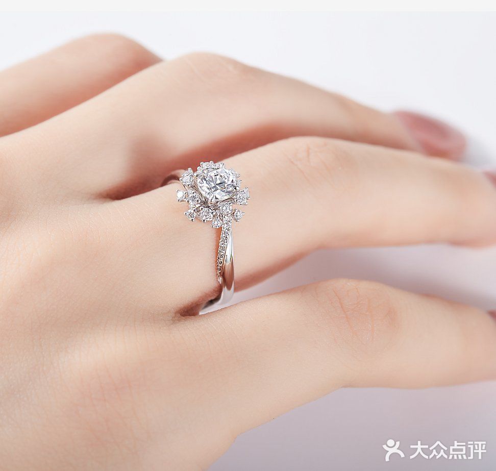 等一起看烟花时，用这枚戒指向她求婚！