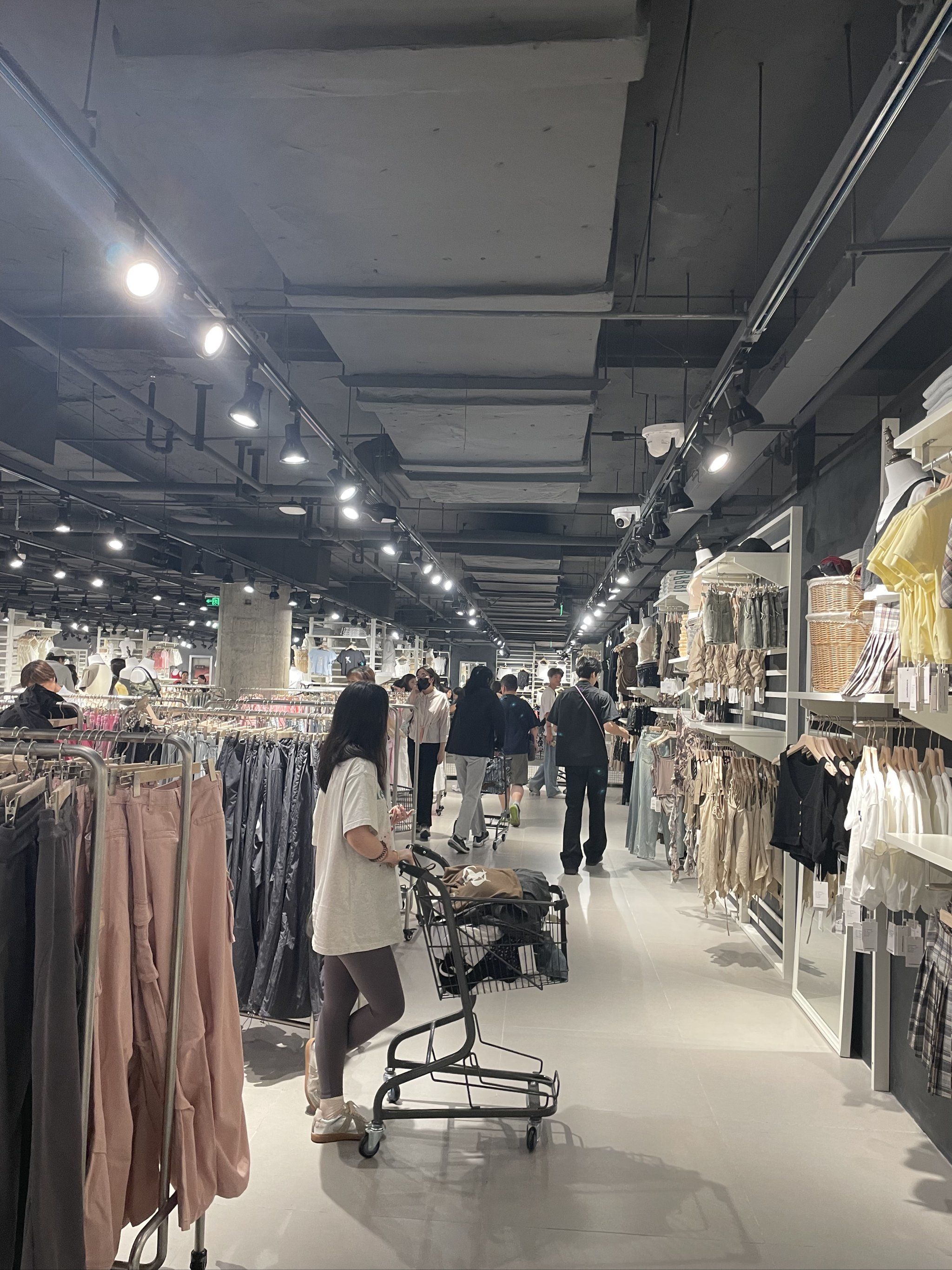 🍃3000平大型服装店,店内环境舒适温馨