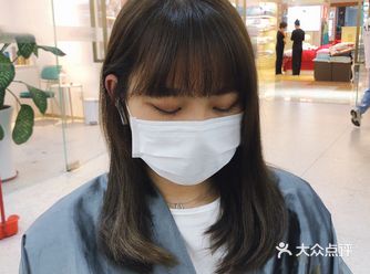 #一款时尚质感的发色   小姐姐的发色如图