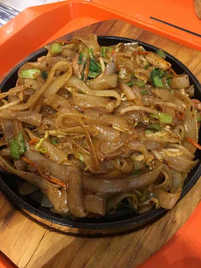 这里就一家炒面,就是铁板大王,我们点了牛肉炒河粉,我加的微辣,很棒