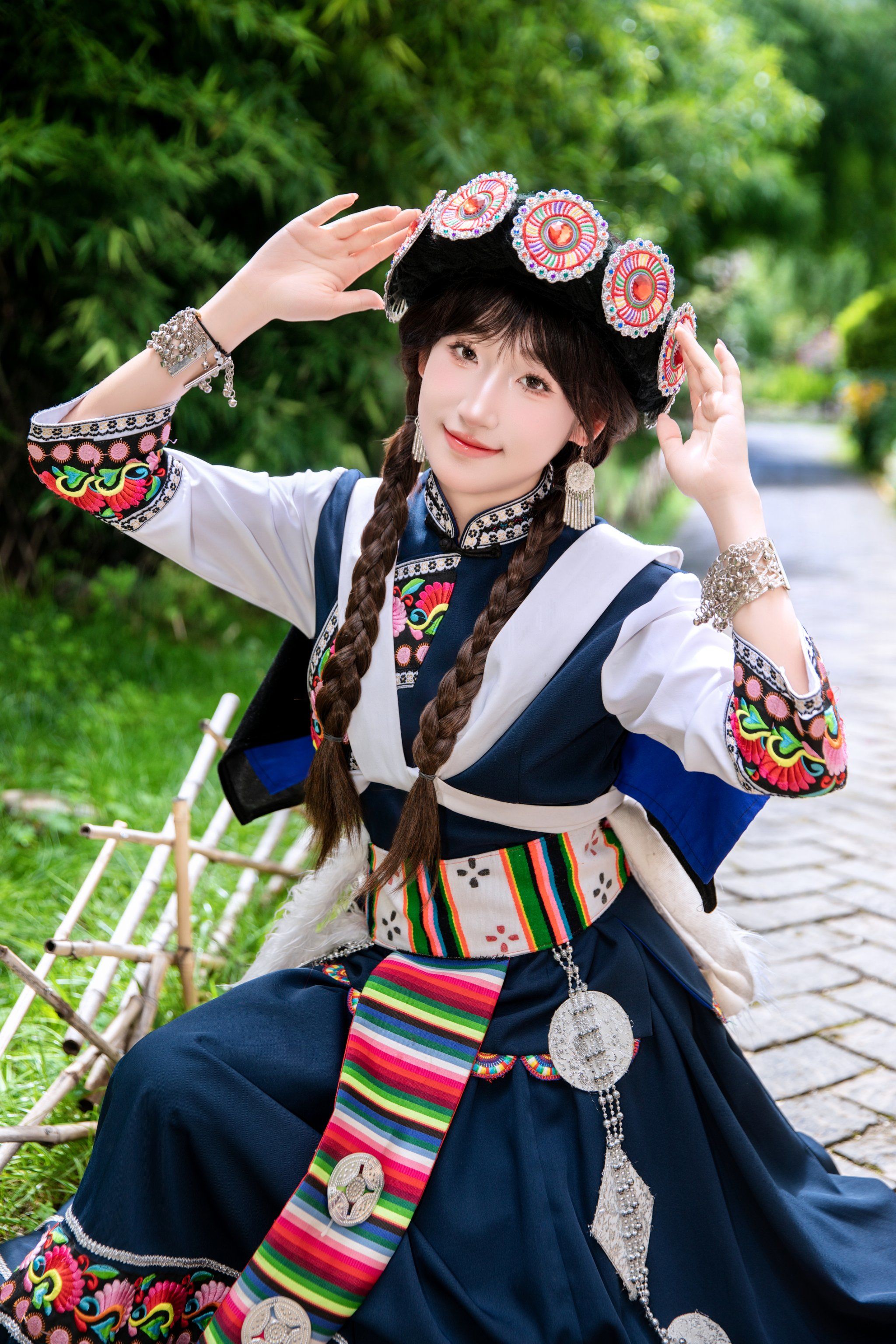 💃\n———\n👗那精美的七星披肩,是纳西族女子