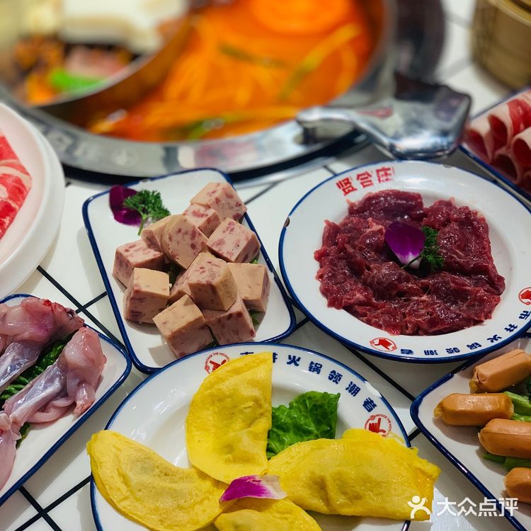 人气爆棚明星火锅~   整个餐厅装修的也是相当的红火