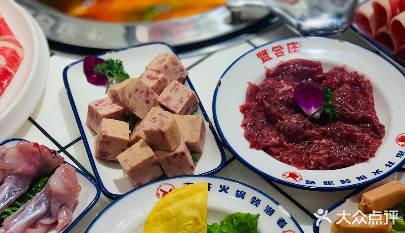 人气爆棚明星火锅~   整个餐厅装修的也是相当的红火