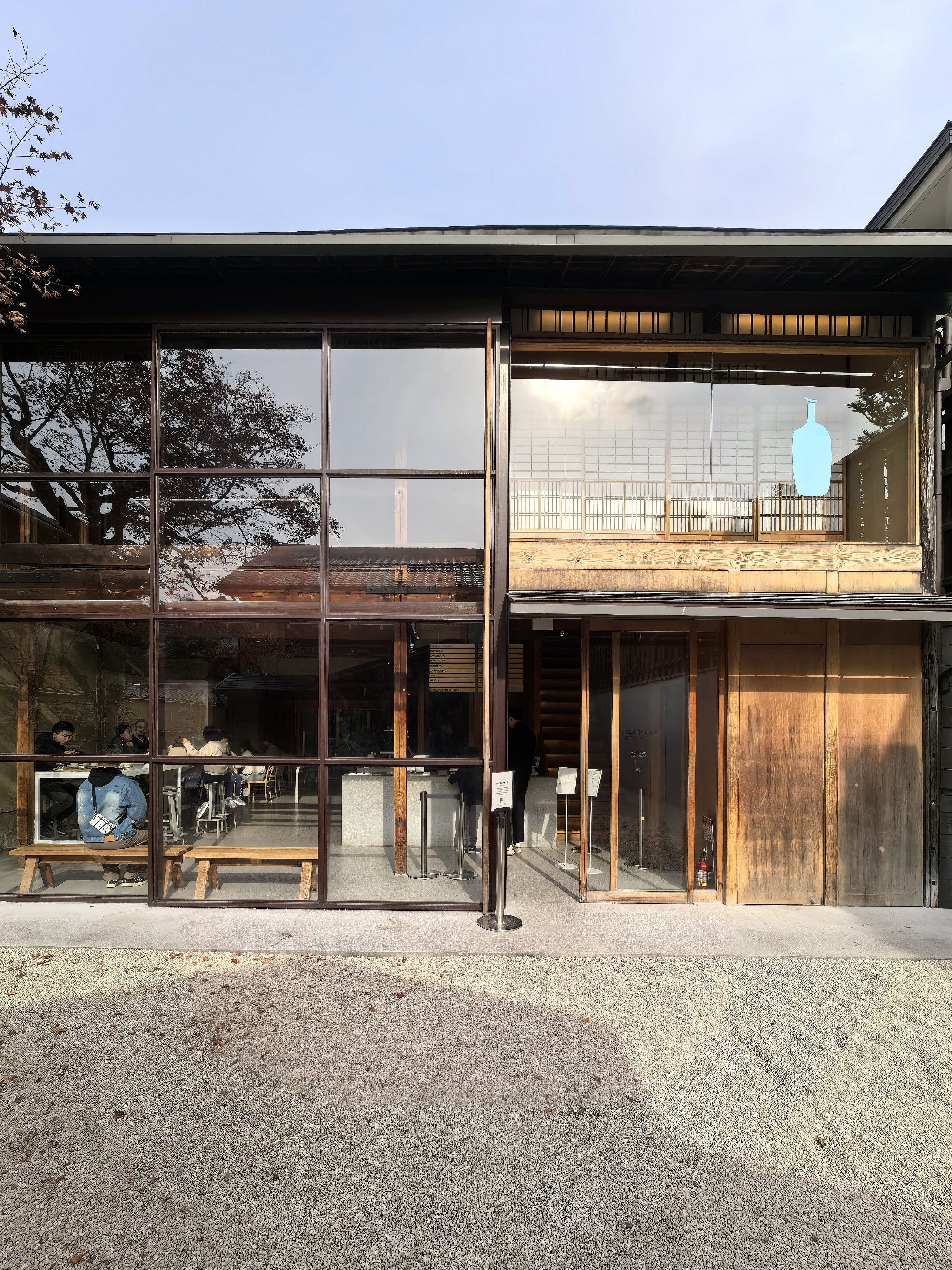 改自町家建筑,日本最大的蓝瓶咖啡店!