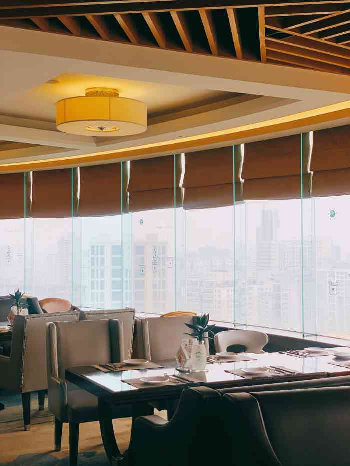 瑞安国际大酒店旋转自助餐厅