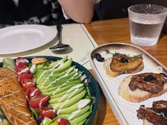 煎三文鱼牛油果坡起碗-沏点Trattoria意大利餐厅(新街口店)