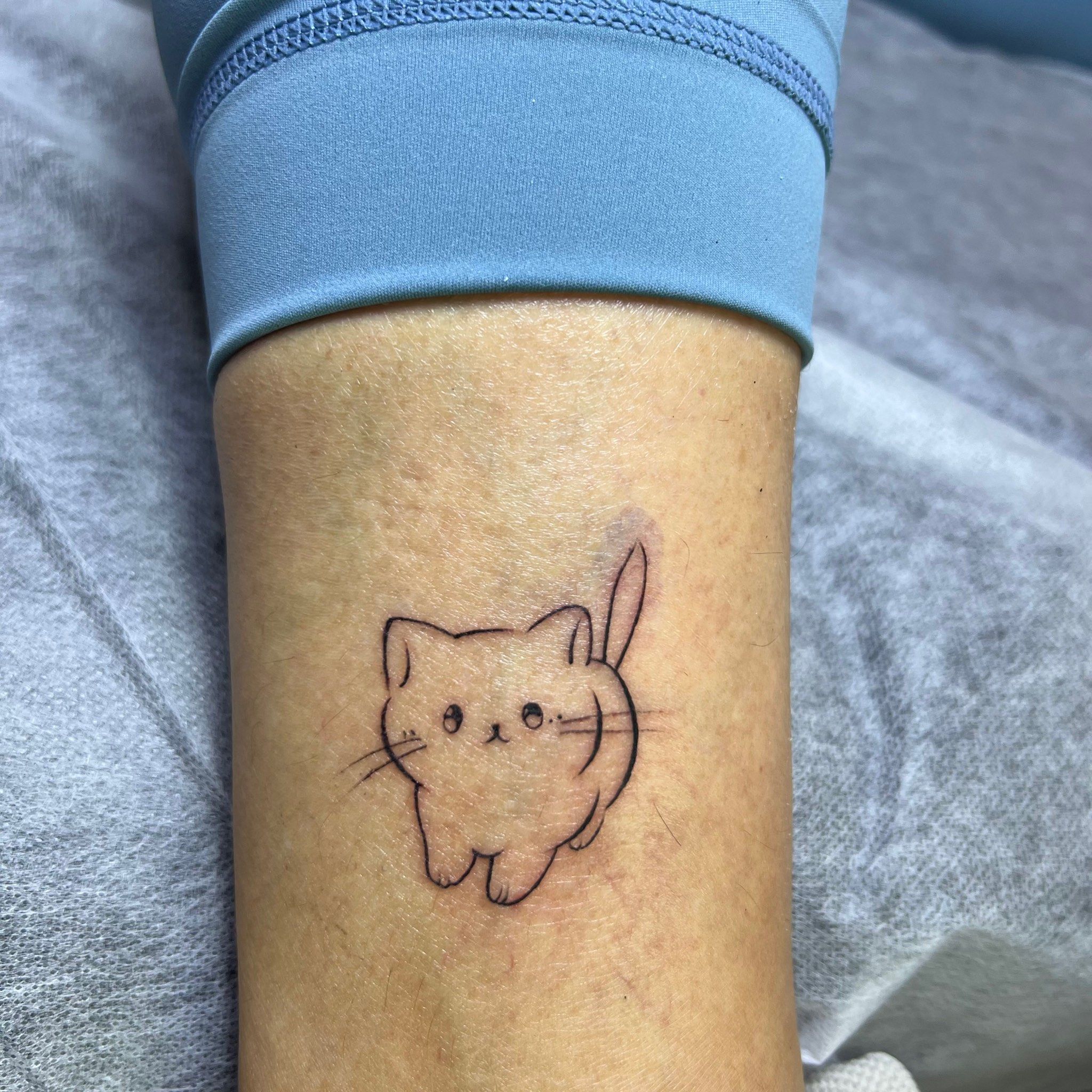 做了一个简笔画风格的小猫纹身,因为是第一次纹身也不敢纹太大就找了
