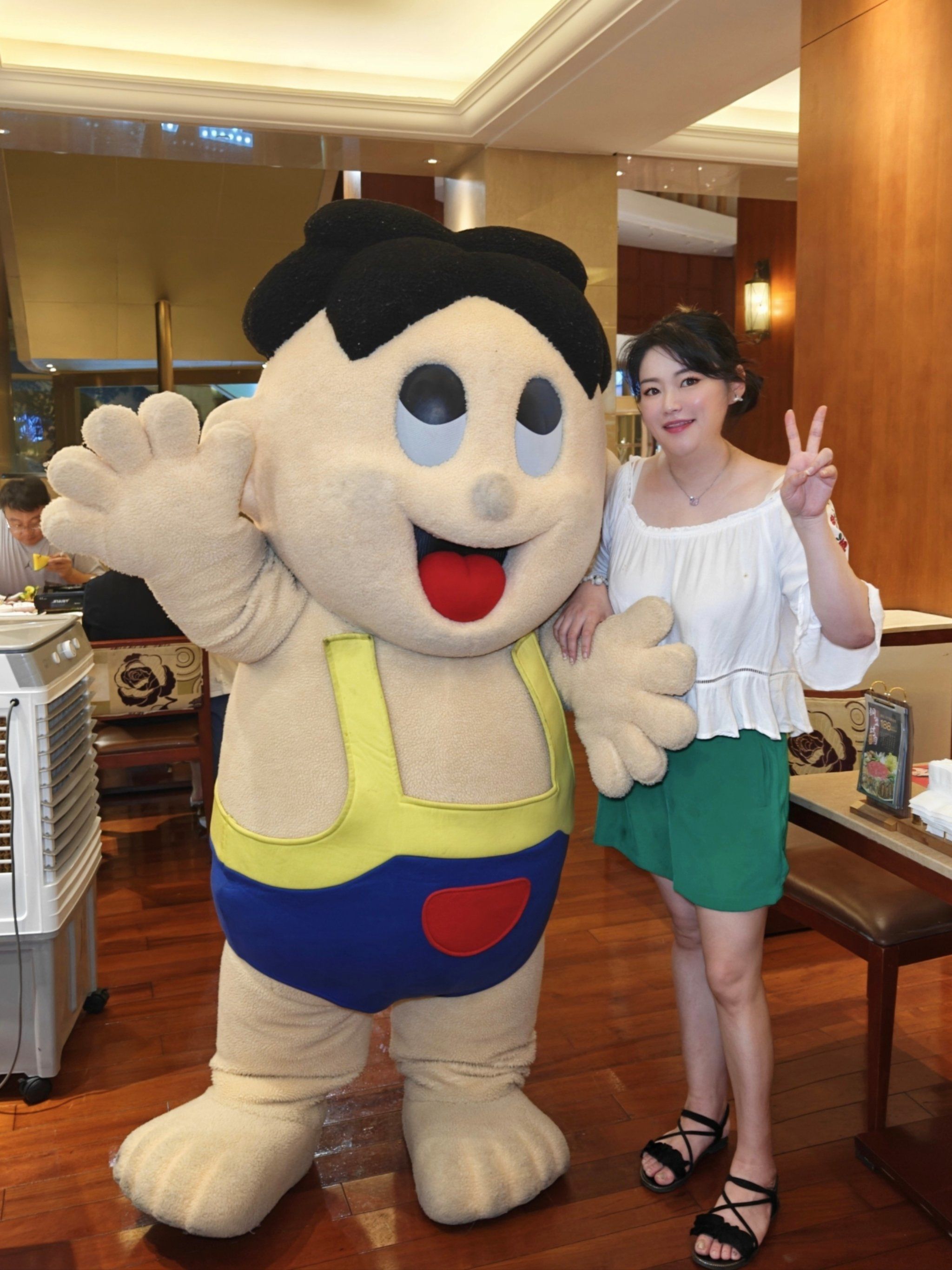 [笑脸]

第一次见到穿着56个名族衣服的旺仔,连桌上都能看见可爱