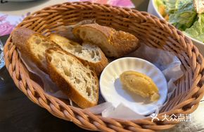 Pre-meal Baguette with Black Truffle Butter