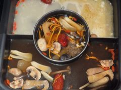 -老牌坊云南鱼豆花火锅(哈西万达店)